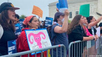 По США прокатилась волна протестов против планов запретить аборты