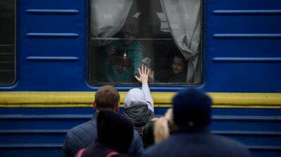 Полсотни поездов задерживаются из-за российских обстрелов железнодорожных станций