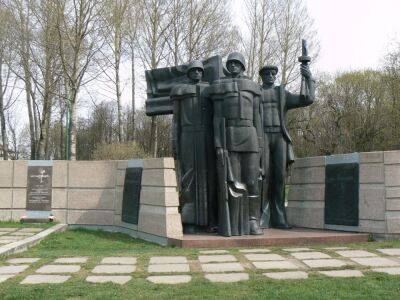 У звезды мемориала советским воинам в Клайпеде отбиты углы
