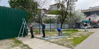 Застройщик незаконно установил строительный забор возле ТРЦ Украина в Киеве