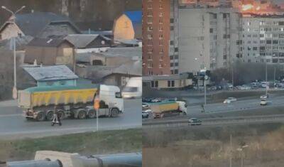 Тюменец на электросамокате обогнал крупный грузовик на объездной дороге