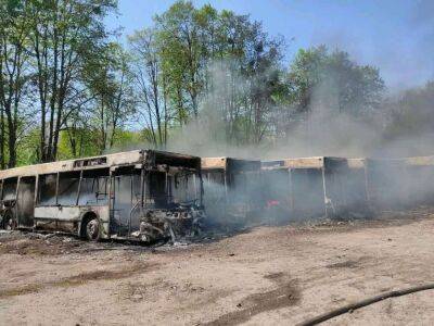 В Киевском районе Харькова из-за обстрела загорелись 5 легковушек и 10 автобусов (фото)