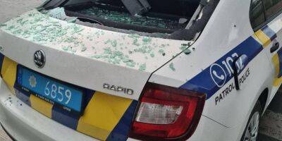 Во время ракетного удара по Львову обломок российской ракеты попал в автомобиль патрульных полицейских