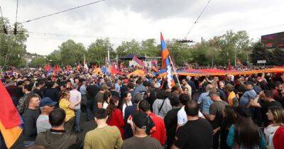 В Армении возобновились уличные протесты: митингующие пытались прорваться к парламенту (видео)