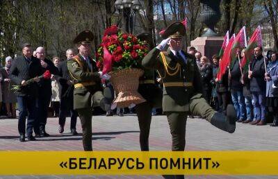 «Беларусь помнит»: к мемориалу «Танк-освободитель» в Минске под звуки военного оркестра возложили цветы