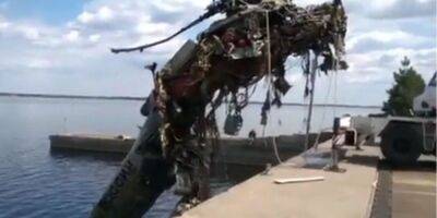 Со дна Киевского моря подняли российский вертолет Ми-35М — видео