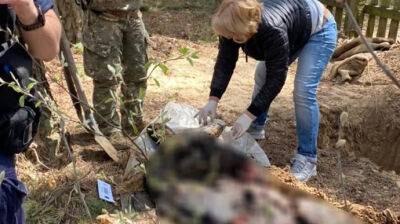 Киевская область: нашли тела двух мужчин, которых оккупанты убили и переехали танком