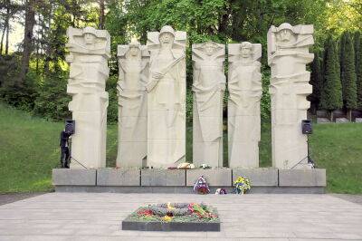 Власти Вильнюса хотят убрать скульптуры советских солдат на Антакальнисском кладбище
