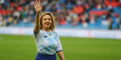 На стадионе в Швейцарии. Тина Кароль исполнила гимн Украины во время благотворительного матча Динамо и Базеля