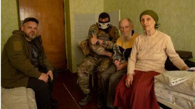 "Бабушка с флагом СССР" клянет российскую армию, потому что она разрушила ее дом