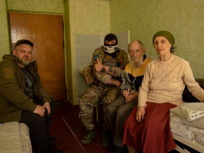 Украинку, которая стала героиней российской пропаганды как "бабушка с флагом", нашли в Харькове. Видео