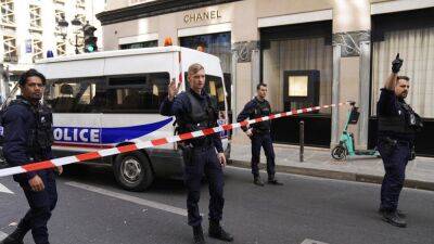 В Париже ограбили бутик Chanel