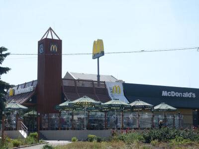 "Пока сохраняется угроза атак". McDonald's в Украине не будет работать до конца войны