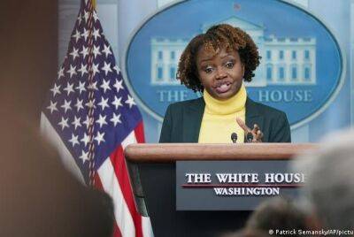 Пресс-секретарем Белого дома впервые станет чернокожая представительница ЛГБТК+, которая заменит Джен Псаки.