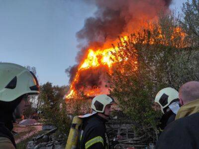 Отель с десятками людьми вспыхнул в Киеве: огонь распространился на этажи и крышу