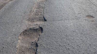 «Торчит арматура»: тюменцы просят отремонтировать дорогу к ЖК «Апрель»