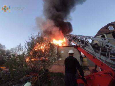 Дым над Киевом. В Голосеевском районе горело здание, эвакуировали 98 человек – фото, видео