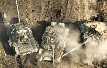 Оккупанты засыпают песок в баки своих танков, чтобы не идти в бой