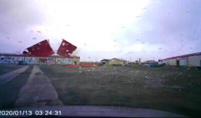 Сильный ветер сорвал большую крышу торгового склада в селе Исетское