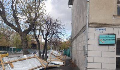 Штормовой ветер снес забор у здания на Орджоникидзе в Тюмени