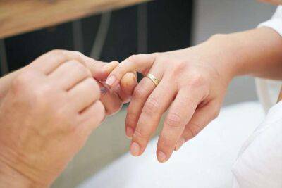 Медик назвал признаки смертельного рака, которые проявляются на ногтях - lenta.ua - Украина