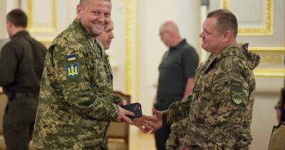 Зеленский наградил военных: Залужный стал кавалером Креста боевых заслуг (ФОТО)