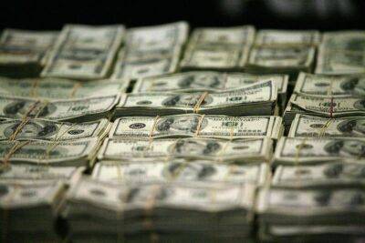 Средний курс доллара США со сроком расчетов "завтра" по итогам торгов составил 67,8228 руб.