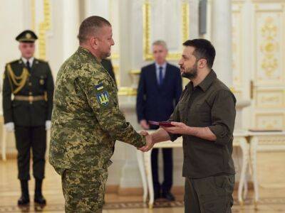 Зеленский вручил знаки отличия "Крест боевых заслуг". Первым его получил Залужный