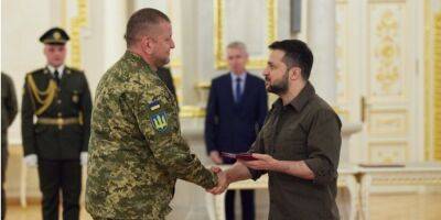 Зеленский вручил первый Крест боевых заслуг. Его получил Залужный