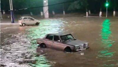 Сильные дожди затопили улицы Ташкента