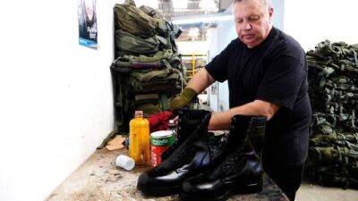 Владимир из Украины стал последним сапожником армии Израиля: "Это вам не советская обувь"