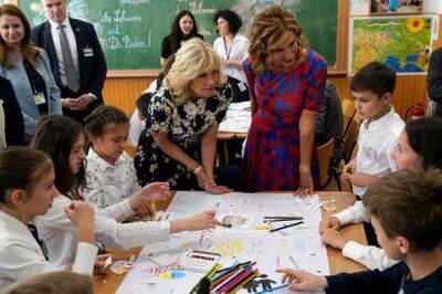 Первая леди США встретилась с украинскими беженцами в Румынии: "Эти дети действительно пострадали"