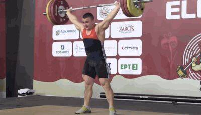 Украинец Домбровский выиграл два золота и серебро на юниорском ЧМ по тяжелой атлетике