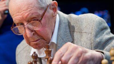 Умер старейший гроссмейстер мира Юрий Авербах. Ему было 100 лет