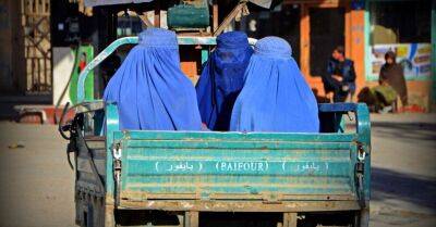 Талибы запретили афганским женщинам выходить на улицу с непокрытым лицом и телом