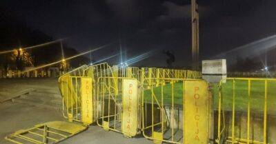 Поздним вечером парк Победы и памятник освободителям оградили забором