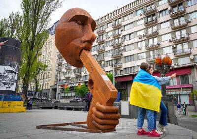 В центре Киева установили скульптуру «Zастрелись»