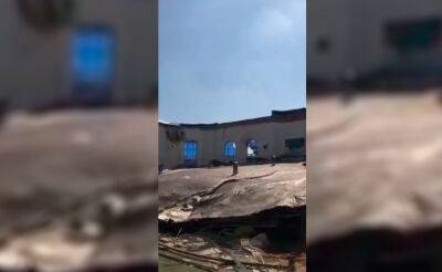 В спорткомплексе "Алпамыш" в Термезе обрушилась крыша. В Минстрое заявили, что это произошло из-за кровли, пришедшей в негодность