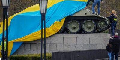 Андрей Садовый призвал людей в Германии выйти на улицы с сине-желтыми флагами в День победы над нацизмом