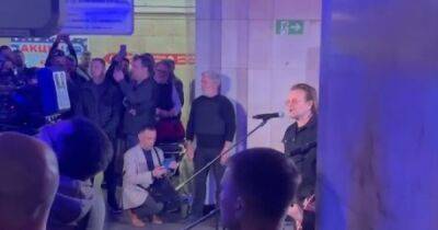 Боно и группа U2 в Киеве: ирландские музыканты выступили на станции метро (видео)