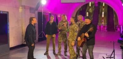 Культовий гурт U2 у Києві. Боно і Едж дали концерт в метро на підтримку українців. Відео