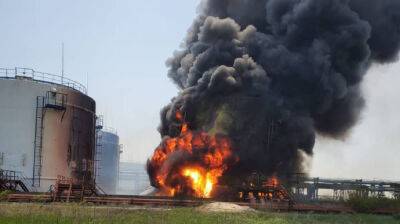 Россияне попали в нефтебазу в Лисичанске, пожар не могут потушить из-за обстрелов