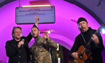 Музыканты легендарной рок-группы U2 спели в киевском метро