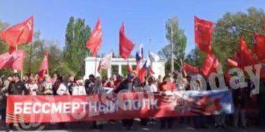Вышли с красными флагами. В Херсоне российские оккупанты устроили «празднование 9 мая» — видео