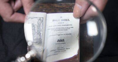 Размером с монету. В библиотеке Великобритании нашли миниатюрную Библию (фото)