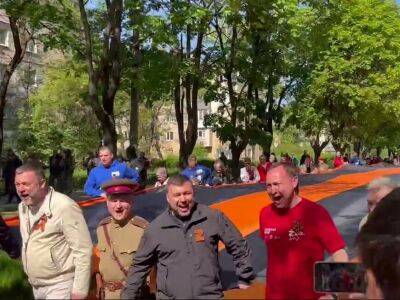 "Парада нет, зато есть карнавал". Пушилин с боевикам "ДНР" устроил шествие в разрушенном Мариуполе. Видео