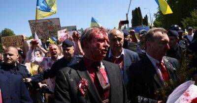 Кричали "фашисты": в Варшаве украинцы облили красной краской российского посла (видео)