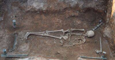 В Греции нашли скелет древней женщины, лежащей на бронзовой кровати (фото)