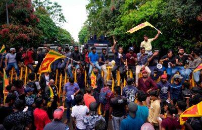 Власти Шри-Ланки ввели комендантский час по всей стране из-за массовых протестов