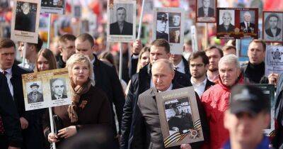 Путин с портретом отца возглавил "Бессмертный полк" в центре Москвы (видео)